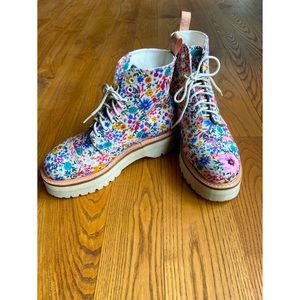 White floral platform Dr Martens. Gentle used. Worn a few times. Shoe fits W 12M